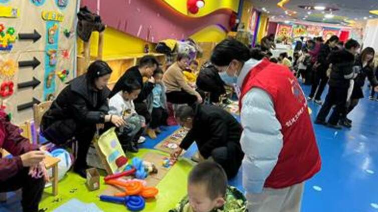 爱心义卖传温情 老幼同心暖社区